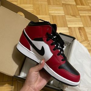 BNIB Air Jordan 1 mid (GS) black-gym red Chicagos 554725 069 6Y: womens 7.5-8